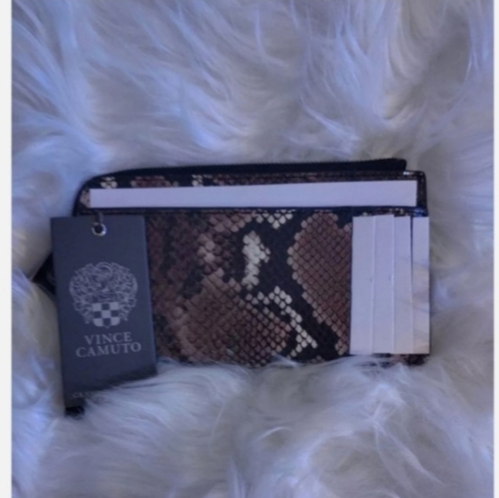 - - NWT - - Vince Camuto snake skin 💳 wristlet